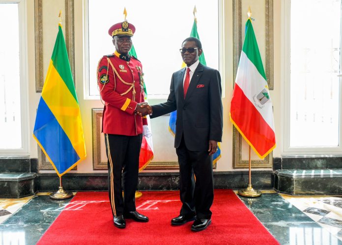 Le prÃ©sident de la transition gabonaise, le gÃ©nÃ©ral Brice Clotaire Oligui Nguemaet son homologue Ã©quato-guinÃ©en, le prÃ©sident Teorodo Obiang Nguema. Malabo le 20 septembre 2023.