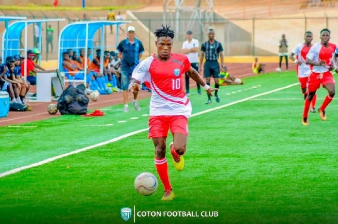 L'attaquant bÃ©ninois de Coton FC Romaric Amoussou lors d'un match avec son Ã©quipe