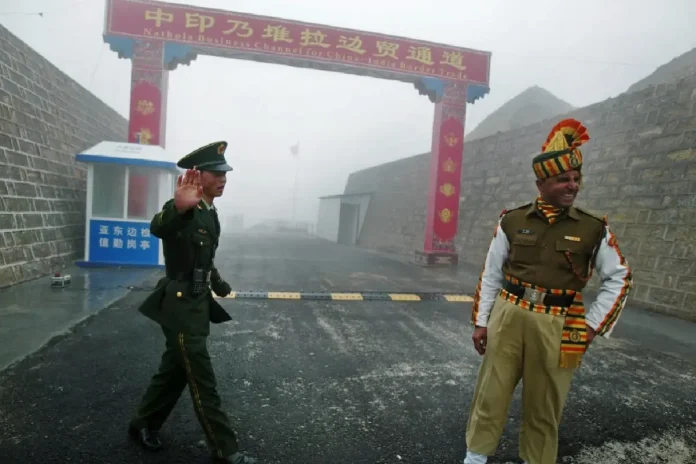 Une prise le 10 juillet 2008 montre un soldat chinois avec un soldat indien Ã  la frontiÃ¨re de Nathu La, prÃ¨s de lâ€™Ã‰tat indien du Sikkim. (CrÃ©dits _ AFP PHOTO _ DIPTENDU DUTTA)