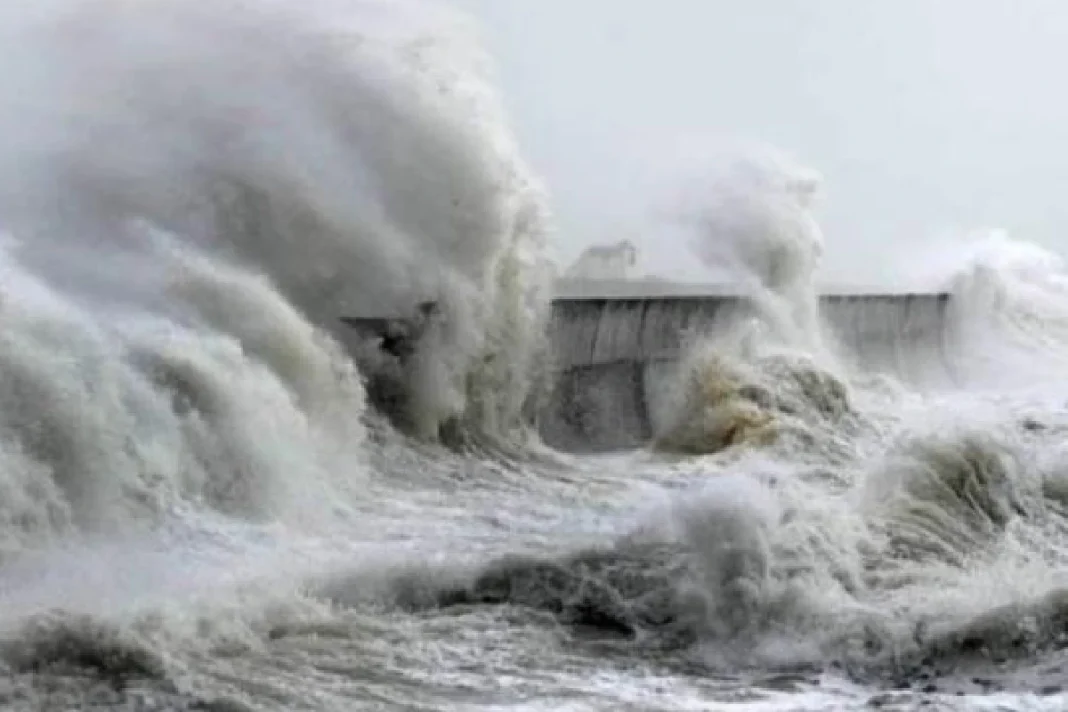 Un Tsunami qui frappe une cote @DR